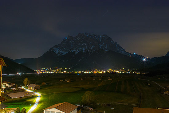 Nächtlicher Blick aufs Gebirge vom Hotel Post in Lermoos/ Tirol (Foto: Jan Kaiser)